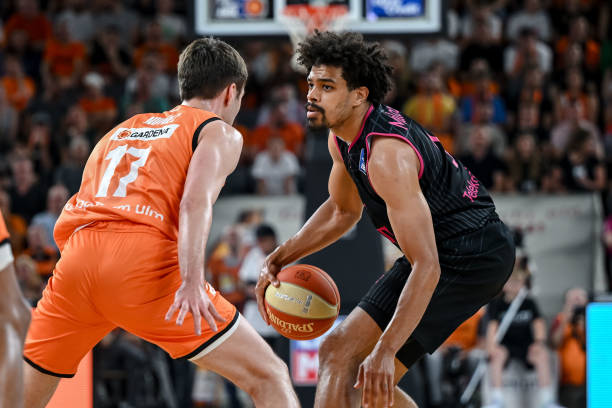 开小会?巴媒:安帅今日训练开始前和维尼修斯交谈了3分钟